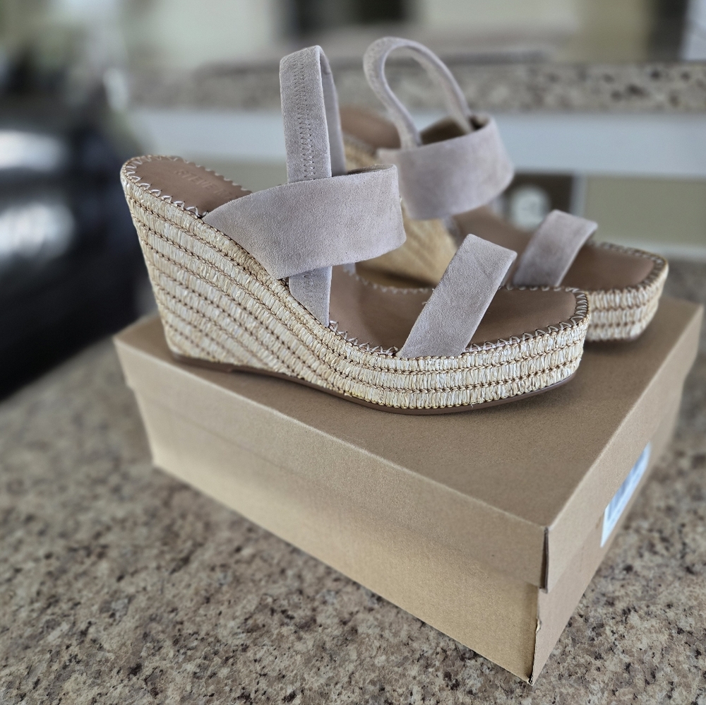 NEW W/BOX STEVE MADDEN CONTESSA WEDGE SANDAL, SIZE 9 M, SAND SUEDE